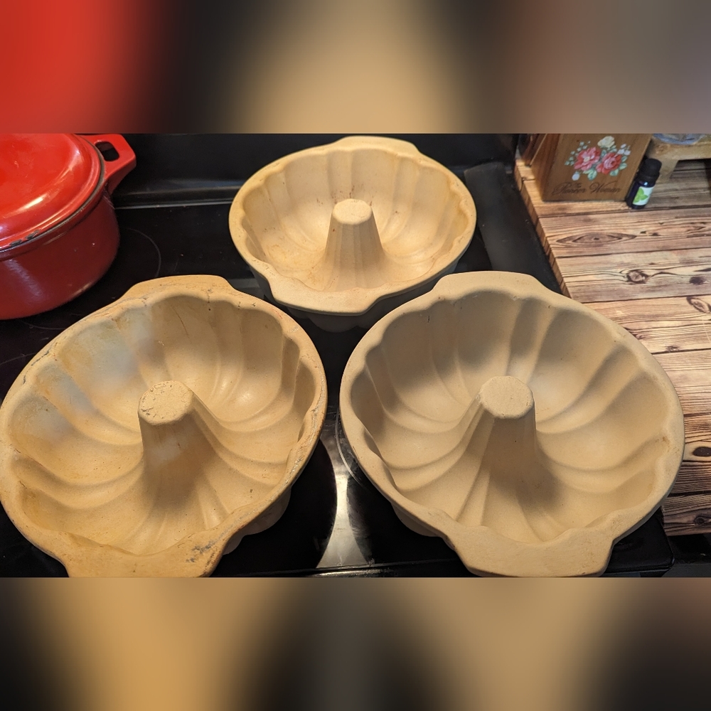 Pampered chef stoneware Bundt pan